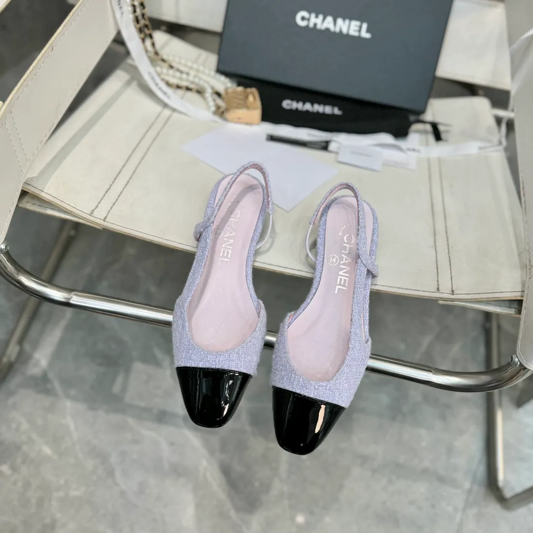 👟👟Ex-factory price 480👟👟 CHANEL Chanel flat bottom series🌹Fashionable classic sandals loved by all stars Fabric [👉] Mixed sheepskin👣🐏 Lining [👉] Silk sheep lining👣🐏 Insole [👉] Silk sheep👣🐏 Sole [👉] Genuine leather outsole imported from Italy 🌻 Packaging [👉] Chanel original box packaging 🌸 Code number [🦶🏻] 34-42 (⚠️34.41.42 is a custom code and cannot be returned or exchanged. Please understand)